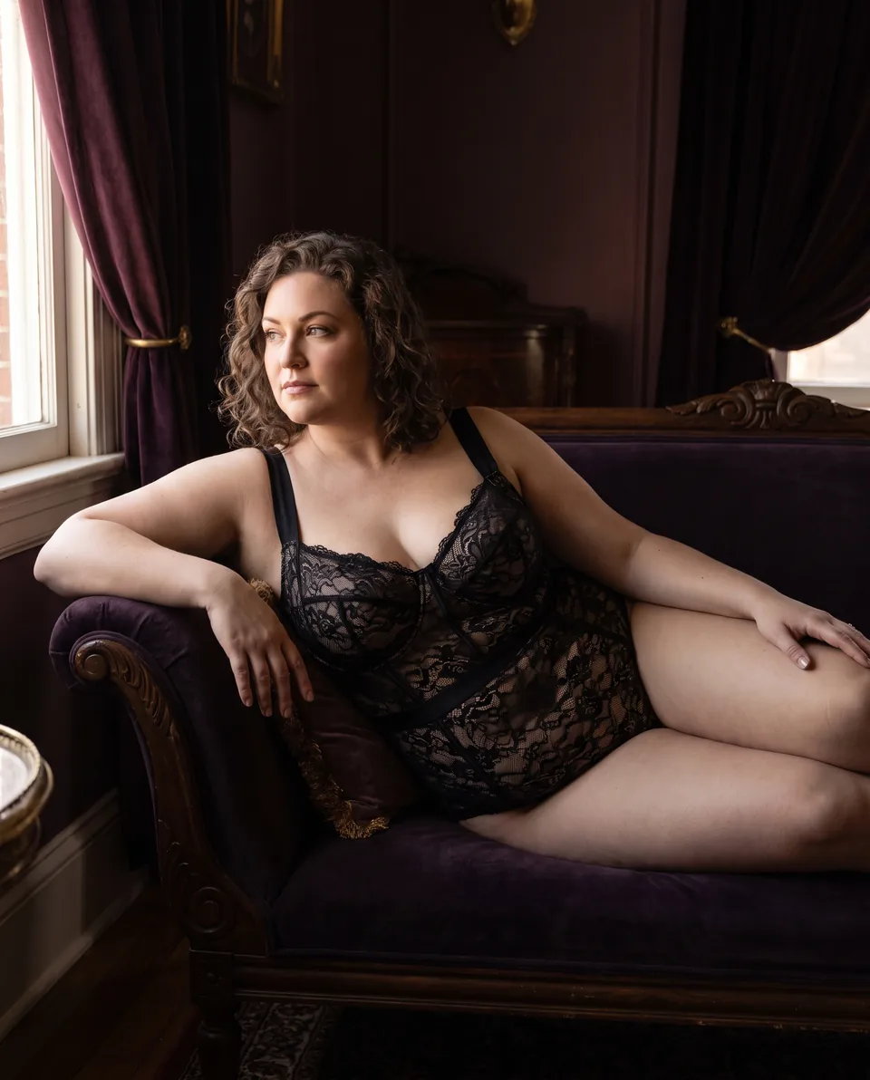 Dorosła kobieta plus size w czarnym koronkowym body Magnolia, zdjęcie produktu