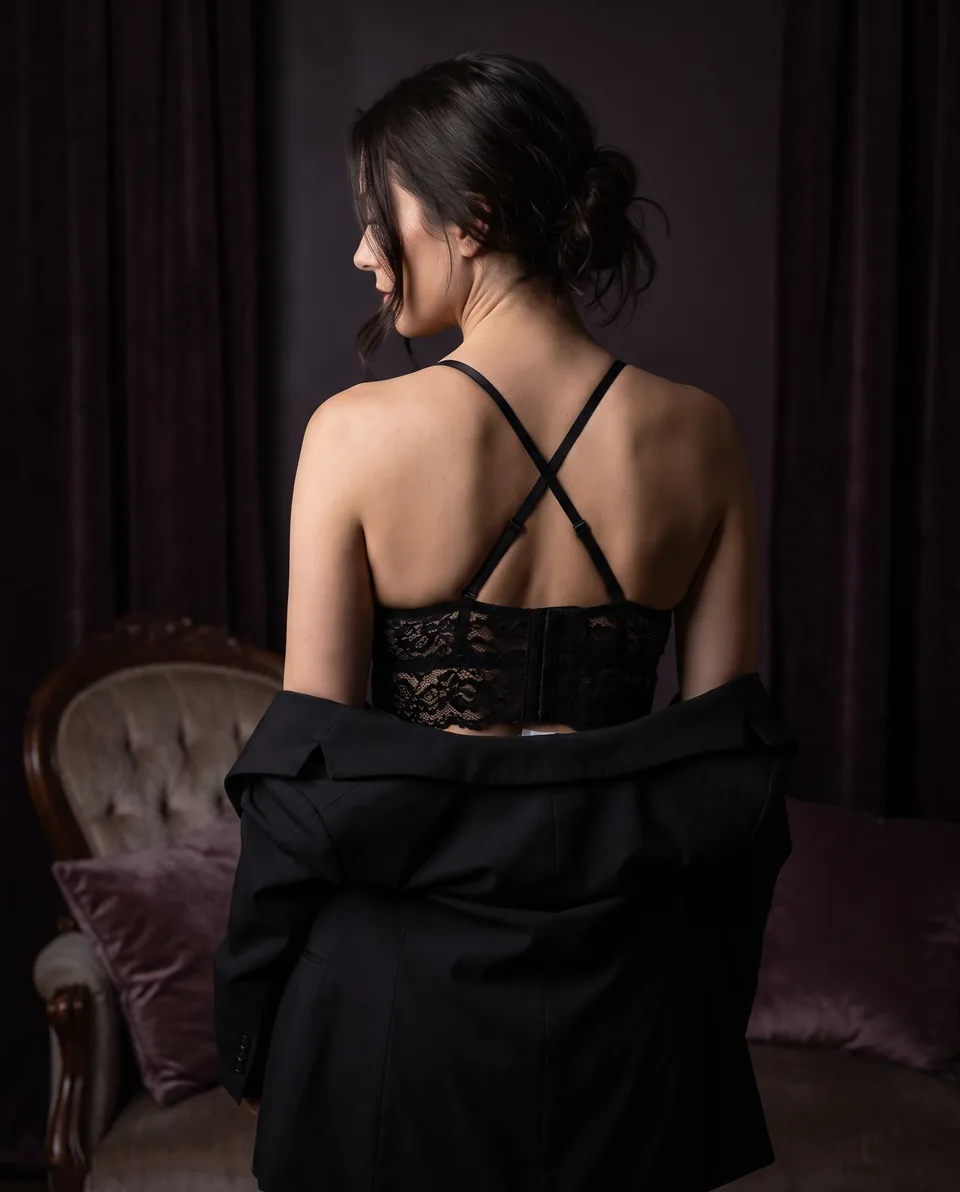 Dorosła kobieta w czarnym koronkowym bralette Élodie z długim pasem, zdjęcie produktu